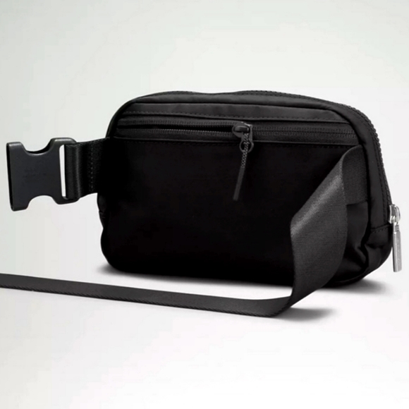 Lululemon Everywhere Belt Bag in Classic Timeless Black Silver logo NWT - Picture 4 of 4